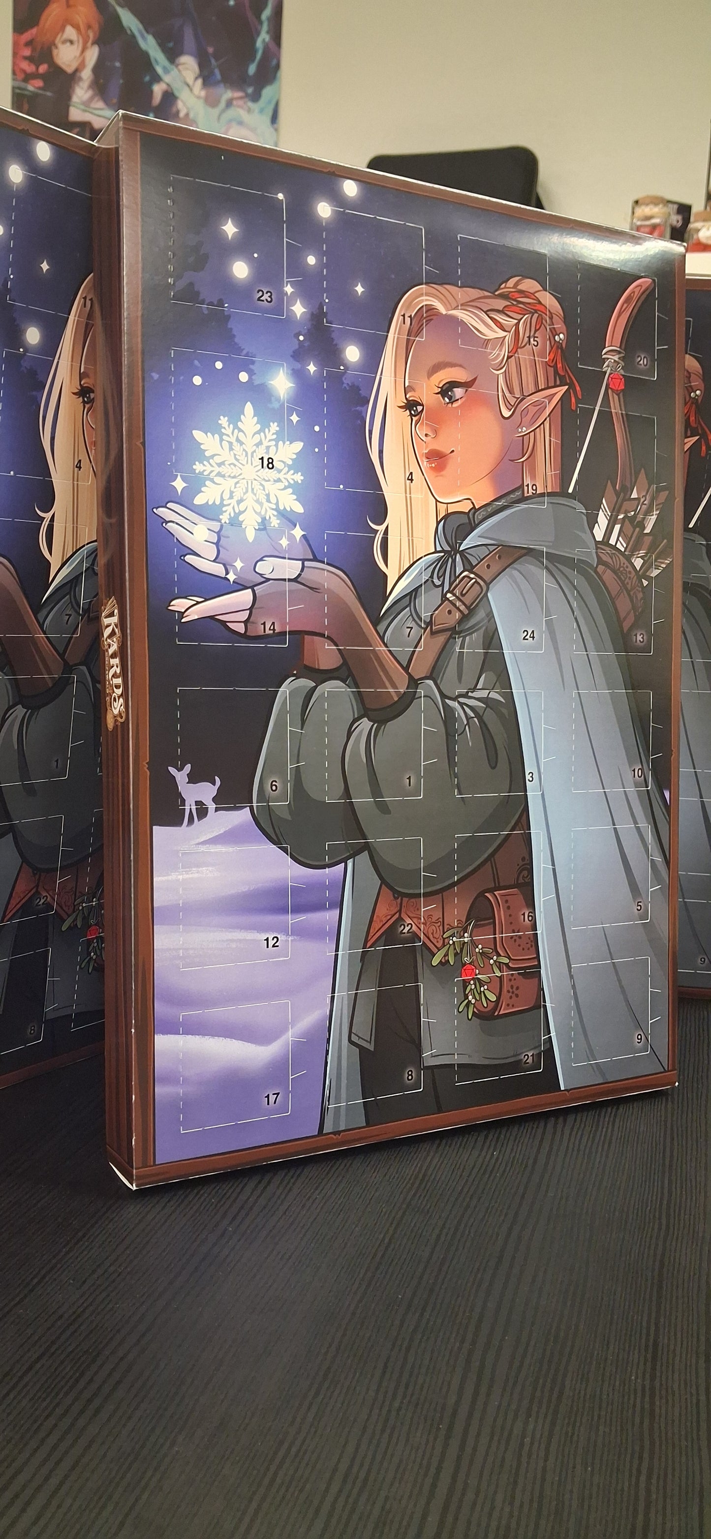 Adventskalender, der das Bild einer Elfen-Rangerin zeigt mit weihnachtlichen Details